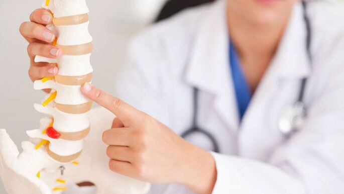 explanation of lumbar osteochondrosis on a spinal model